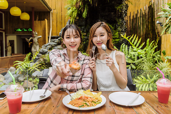 우정 20대 두명 성인 성인여자만 여자 한국인 JPG 아웃포커스 앞모습 포토 과일주스 먹여주기 상반신 숟가락 식당 앉기 야외 여행 우먼라이프 웃음 음식 접시 주간 주기 친구 태국 파스타 포크