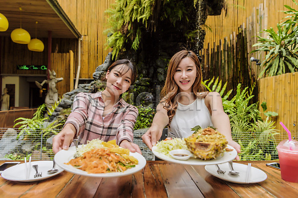 우정 20대 두명 성인 성인여자만 여자 한국인 JPG 아웃포커스 앞모습 포토 들기 볶음밥 상반신 식당 앉기 야외 여행 우먼라이프 웃음 음식 주간 친구 태국 파스타