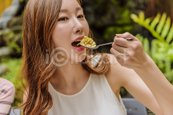 20대 성인 성인여자한명만 여자 한국인 한명 JPG 앞모습 포토 맛있는 먹기 볶음밥 상반신 식당 앉기 야외 여행 우먼라이프 웃음 음식 응시 주간 태국
