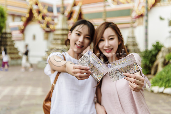우정 20대 두명 성인 성인여자만 여자 한국인 JPG 아웃포커스 앞모습 포토 관광지 보여주기 사찰 상반신 서기 야외 여행 우먼라이프 웃음 주간 친구 태국 티켓