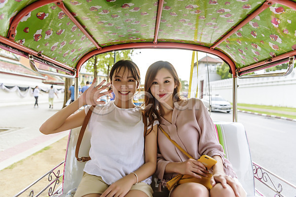 우정 20대 두명 성인 성인여자만 여자 한국인 JPG 아웃포커스 앞모습 포토 관광버스 버스 상반신 앉기 야외 여행 우먼라이프 웃음 인사 주간 친구 태국