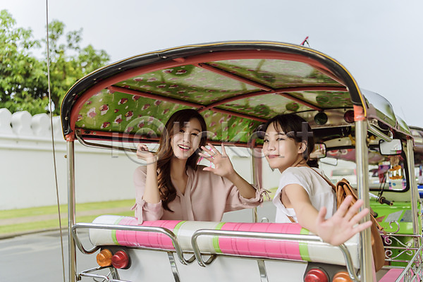 우정 20대 두명 성인 성인여자만 여자 한국인 JPG 아웃포커스 앞모습 옆모습 포토 관광버스 버스 상반신 앉기 야외 여행 우먼라이프 웃음 인사 주간 친구 태국
