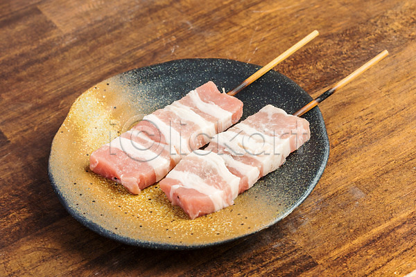 사람없음 JPG 포토 꼬치 꼬치구이 나무배경 삼겹살 생고기 식재료 식탁 육류 일본음식 접시