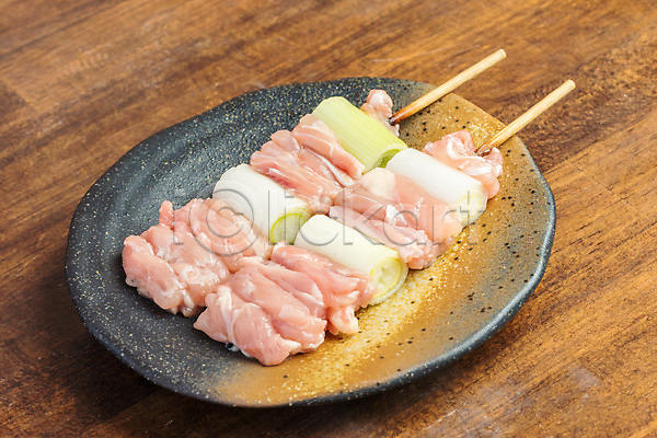사람없음 JPG 포토 꼬치 꼬치구이 닭고기 닭꼬치 대파 생고기 육류 음식 접시