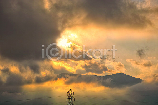 사람없음 JPG 포토 구름(자연) 노을 빛 빛무리 산 야외 일몰 자연 자연현상 전봇대(시설물) 전선 주간 풍경(경치) 하늘