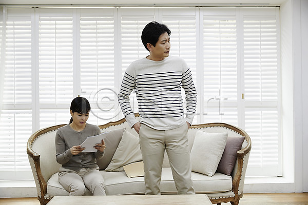 갈등 40대 남자 두명 여자 중년 중년만 한국인 JPG 앞모습 포토 남편 들기 문서 부부 상반신 서기 소파 실내 아내 앉기 응시 이혼 찡그림