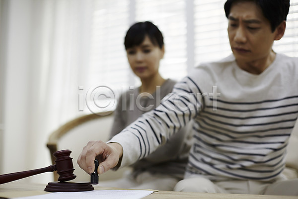 40대 남자 두명 여자 중년 중년만 한국인 JPG 아웃포커스 앞모습 포토 남편 도장 문서 부부 상반신 소파 실내 아내 앉기 응시 의사봉 이혼 찍기(손짓)