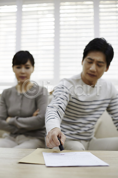 40대 남자 두명 여자 중년 중년만 한국인 JPG 아웃포커스 앞모습 포토 남편 도장 문서 부부 상반신 소파 실내 아내 앉기 응시 이혼 찍기(손짓) 찡그림