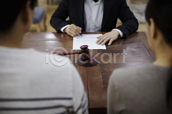 40대 남자 성인 세명 여자 한국인 JPG 뒷모습 아웃포커스 앞모습 포토 문서 부부 상반신 실내 앉기 응시 의사봉 이혼 책상 판사