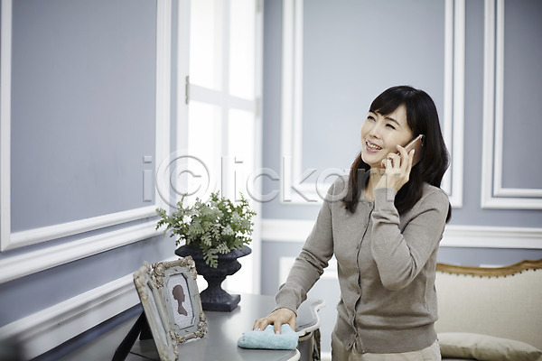 휴식 40대 여자 중년 중년여자한명만 한국인 한명 JPG 앞모습 포토 걸레 닦기 들기 상반신 서기 소파 스마트폰 실내 액자 웃음 응시 청소 통화