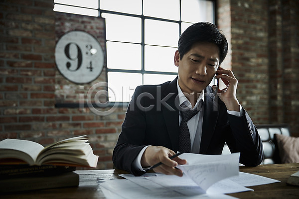 40대 남자 중년 중년남자한명만 한국인 한명 JPG 아웃포커스 앞모습 포토 들기 문서 상반신 스마트폰 실내 앉기 응시 찡그림 창문 책 통화 펜