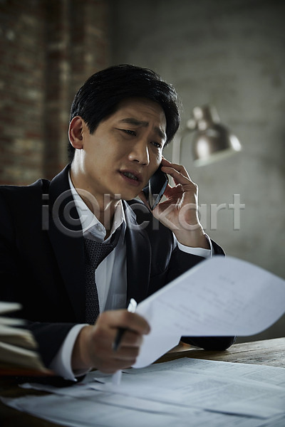 40대 남자 중년 중년남자한명만 한국인 한명 JPG 아웃포커스 앞모습 포토 들기 문서 상반신 스마트폰 실내 앉기 응시 조명 찡그림 통화 펜