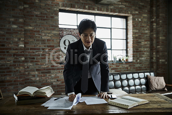 분노 40대 남자 중년 중년남자한명만 한국인 한명 JPG 앞모습 포토 구김 문서 상반신 서기 실내 응시 창문 책 책상