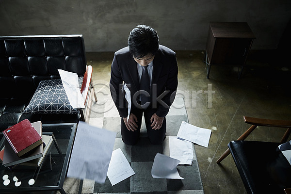 실수 40대 남자 중년 중년남자한명만 한국인 한명 JPG 앞모습 포토 하이앵글 꾸지람 무릎 무릎꿇기 문서 바닥 상사 소파 실내 앉기 응시 전신 찡그림 책