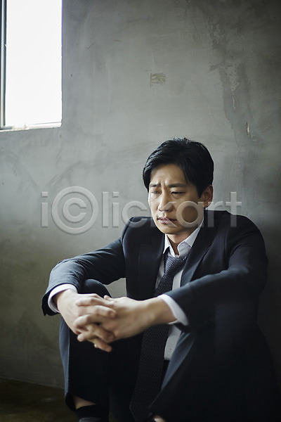 불안 슬픔 40대 남자 중년 중년남자한명만 한국인 한명 JPG 앞모습 포토 기댐 바닥 벽 상반신 실내 실패(좌절) 앉기 울상 응시 주저앉기 찡그림