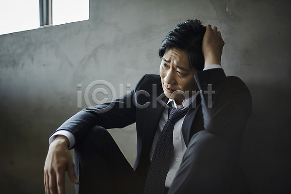 불안 슬픔 40대 남자 중년 중년남자한명만 한국인 한명 JPG 앞모습 포토 기댐 머리 바닥 벽 상반신 실내 실패(좌절) 앉기 응시 잡기 주저앉기 찡그림