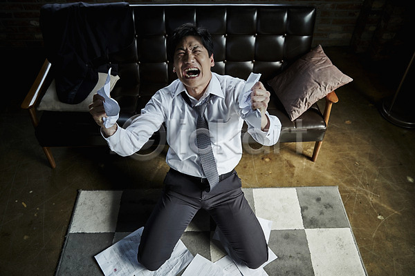 분노 좌절 40대 남자 중년 중년남자한명만 한국인 한명 JPG 앞모습 포토 하이앵글 구김 무릎꿇기 문서 소파 실내 실패(좌절) 앉기 잡기 전신 찡그림