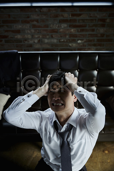 분노 좌절 40대 남자 중년 중년남자한명만 한국인 한명 JPG 앞모습 포토 하이앵글 머리 상반신 소파 실내 실패(좌절) 앉기 잡기