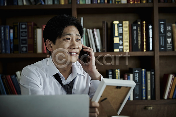 40대 남자 중년 중년남자한명만 한국인 한명 JPG 아웃포커스 앞모습 포토 노트북 들기 상반신 스마트폰 실내 앉기 액자 웃음 응시 책 책상 책장 통화