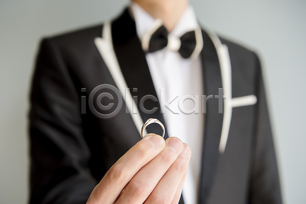 20대 남자 성인 성인남자한명만 한명 JPG 포토 결혼 결혼반지 들기 상반신 정장 턱시도 프로포즈
