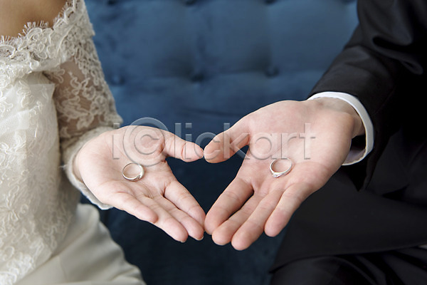20대 남자 두명 성인 성인만 여자 JPG 포토 결혼 결혼반지 놓기 손바닥 신랑 신부(웨딩) 커플반지