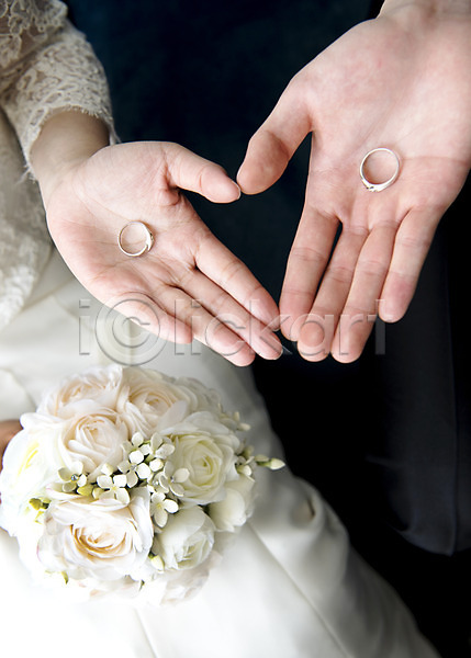 20대 남자 성인 신체부위 여자 JPG 포토 결혼 결혼반지 놓기 부케 손 손바닥 신랑 신부(웨딩) 커플반지
