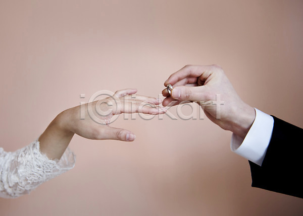 20대 남자 성인 성인만 신체부위 여자 JPG 포토 결혼 결혼반지 들기 손 신랑 신부(웨딩)