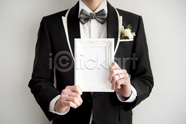 20대 남자 성인남자한명만 한명 JPG 앞모습 포토 결혼 들기 상반신 신랑 액자 정장 턱시도