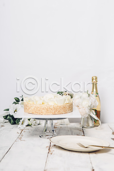 사람없음 JPG 포토 결혼 결혼소품 공백 백그라운드 샴페인 오브젝트 웨딩테이블 접시 카피스페이스 케이크 포크