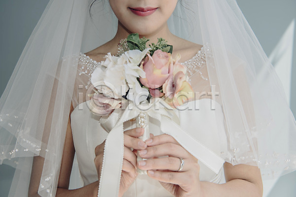 20대 성인 성인여자한명만 여자 한국인 한명 JPG 앞모습 포토 결혼 들기 면사포 부케 상반신 서기 신부(웨딩) 실내 웃음 웨딩드레스