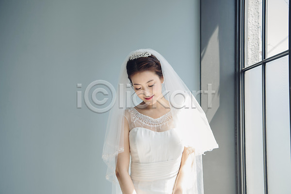 20대 성인 성인여자한명만 여자 한국인 한명 JPG 앞모습 포토 결혼 면사포 상반신 서기 신부(웨딩) 실내 웃음 웨딩드레스 응시 티아라