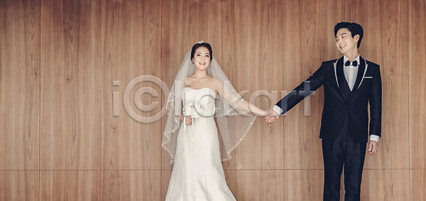 사랑 20대 남자 두명 성인 성인만 여자 한국인 JPG 앞모습 포토 결혼 들기 면사포 부케 상반신 서기 손잡기 신랑 신부(웨딩) 신혼부부 실내 웃음 웨딩드레스 정장 커플 턱시도