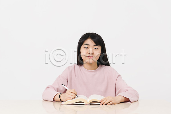 10대 십대여자한명만 여자 중학생 청소년 한국인 한명 JPG 앞모습 포토 교육 들기 상반신 스튜디오촬영 실내 십대라이프스타일 앉기 여중생 여학생 웃음 책 책상 캐주얼 펜