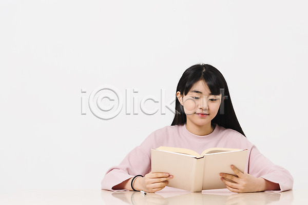 10대 십대여자한명만 여자 중학생 청소년 한국인 한명 JPG 앞모습 포토 교육 독서 들기 상반신 스튜디오촬영 실내 십대라이프스타일 앉기 여중생 여학생 웃음 응시 책 책상 캐주얼