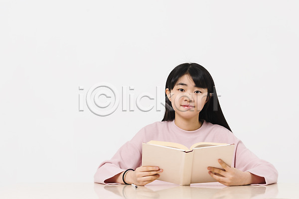 10대 십대여자한명만 여자 중학생 청소년 한국인 한명 JPG 앞모습 포토 교육 들기 상반신 스튜디오촬영 실내 십대라이프스타일 앉기 여중생 여학생 웃음 책 책상 캐주얼