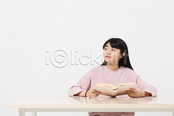 10대 십대여자한명만 여자 중학생 청소년 한국인 한명 JPG 앞모습 포토 교육 들기 상반신 스튜디오촬영 실내 십대라이프스타일 앉기 여중생 여학생 웃음 응시 책 책상 캐주얼