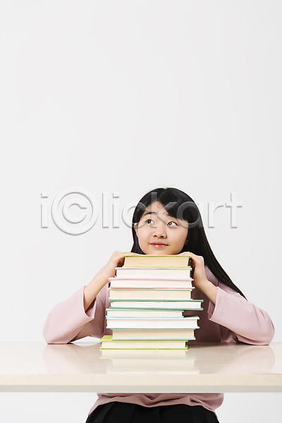 10대 십대여자한명만 여자 중학생 청소년 한국인 한명 JPG 앞모습 포토 상반신 스튜디오촬영 실내 십대라이프스타일 앉기 여중생 여학생 웃음 응시 책 책상 캐주얼 턱괴기