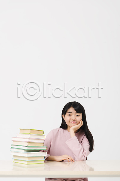 10대 십대여자한명만 여자 중학생 청소년 한국인 한명 JPG 앞모습 포토 상반신 스튜디오촬영 실내 십대라이프스타일 앉기 여중생 여학생 웃음 책 책상 캐주얼 턱괴기