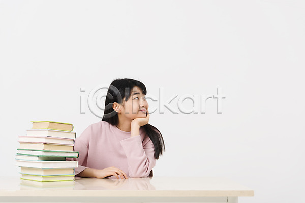 10대 십대여자한명만 여자 중학생 청소년 한국인 한명 JPG 앞모습 포토 상반신 스튜디오촬영 실내 십대라이프스타일 앉기 여중생 여학생 웃음 응시 책 책상 캐주얼 턱괴기
