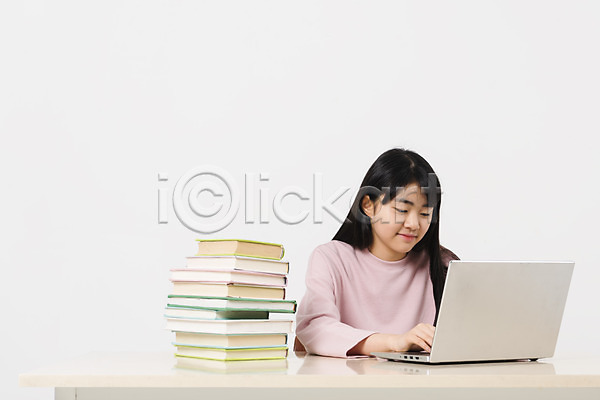 10대 십대여자한명만 여자 중학생 청소년 한국인 한명 JPG 앞모습 포토 노트북 상반신 스튜디오촬영 실내 십대라이프스타일 앉기 여중생 여학생 웃음 응시 책 책상 캐주얼