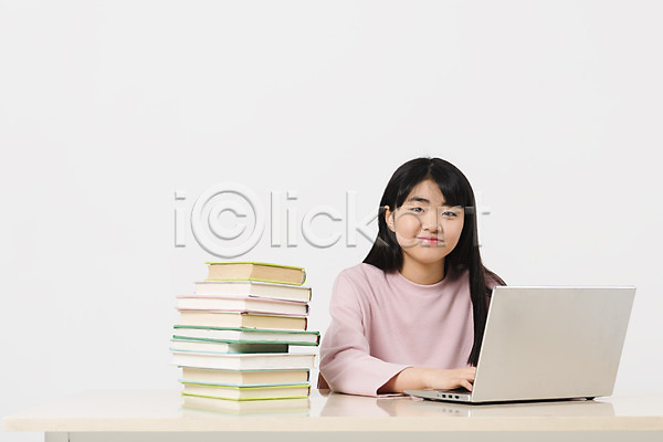 10대 십대여자한명만 여자 중학생 청소년 한국인 한명 JPG 앞모습 포토 노트북 상반신 스튜디오촬영 실내 십대라이프스타일 앉기 여중생 여학생 웃음 책 캐주얼