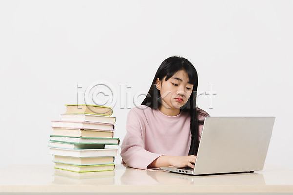 10대 십대여자한명만 여자 중학생 청소년 한국인 한명 JPG 앞모습 포토 노트북 상반신 스튜디오촬영 실내 십대라이프스타일 앉기 여중생 여학생 응시 책 책상 캐주얼