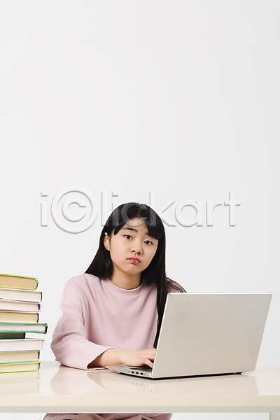 10대 십대여자한명만 여자 중학생 청소년 한국인 한명 JPG 앞모습 포토 노트북 상반신 스튜디오촬영 실내 십대라이프스타일 앉기 여중생 여학생 책 책상 캐주얼