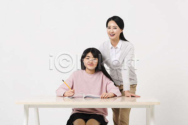 10대 30대 두명 성인 여자 여자만 중학생 청소년 한국인 JPG 앞모습 포토 교육 상반신 서기 스튜디오촬영 실내 십대라이프스타일 앉기 여중생 웃음 책상 캐주얼 학생