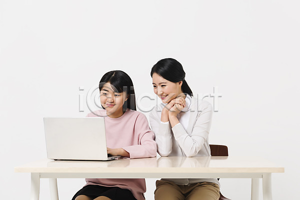 10대 30대 두명 성인 여자 여자만 중학생 청소년 한국인 JPG 앞모습 포토 교육 노트북 상반신 스튜디오촬영 실내 십대라이프스타일 앉기 여중생 웃음 응시 책상 캐주얼 학생