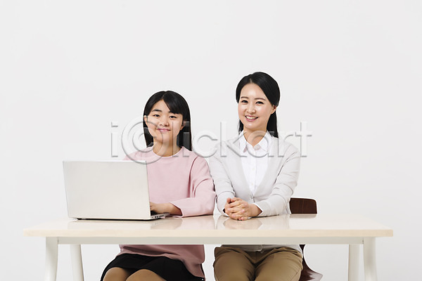 10대 30대 두명 성인 여자 여자만 중학생 청소년 한국인 JPG 앞모습 포토 교육 노트북 상반신 스튜디오촬영 실내 십대라이프스타일 앉기 여중생 웃음 책상 캐주얼 학생