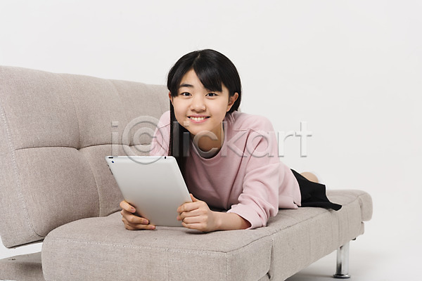 10대 십대여자한명만 여자 중학생 청소년 한국인 한명 JPG 앞모습 포토 들기 소파 스튜디오촬영 실내 십대라이프스타일 엎드리기 여중생 여학생 웃음 전신 캐주얼 태블릿