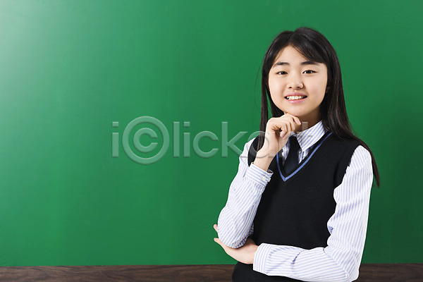 10대 십대여자한명만 여자 중학생 청소년 한국인 한명 JPG 앞모습 포토 교복 상반신 서기 스튜디오촬영 실내 십대라이프스타일 여중생 여학생 웃음 칠판