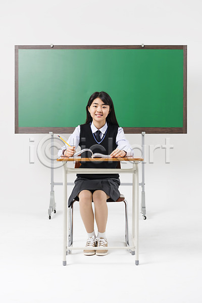 10대 십대여자한명만 여자 중학생 청소년 한국인 한명 JPG 앞모습 포토 교복 교육 스튜디오촬영 실내 십대라이프스타일 앉기 여중생 여학생 웃음 의자 전신 책 책상 칠판