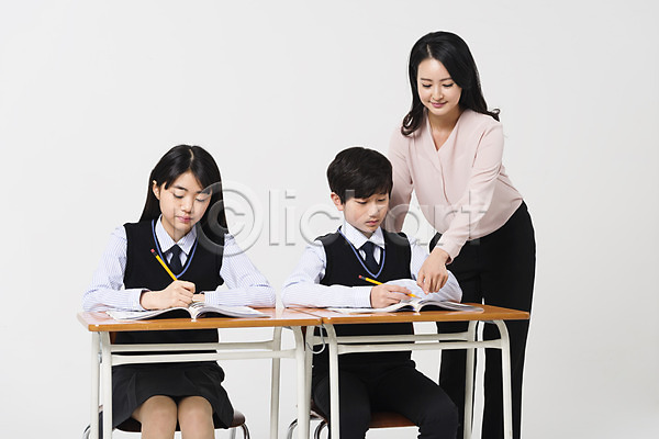 10대 30대 남자 성인 세명 여자 중학생 청소년 한국인 JPG 앞모습 포토 교복 교사 교육 남중생 남학생 상반신 서기 수업 스튜디오촬영 실내 십대라이프스타일 앉기 여중생 여학생 웃음 응시 의자 책상 학교 학생